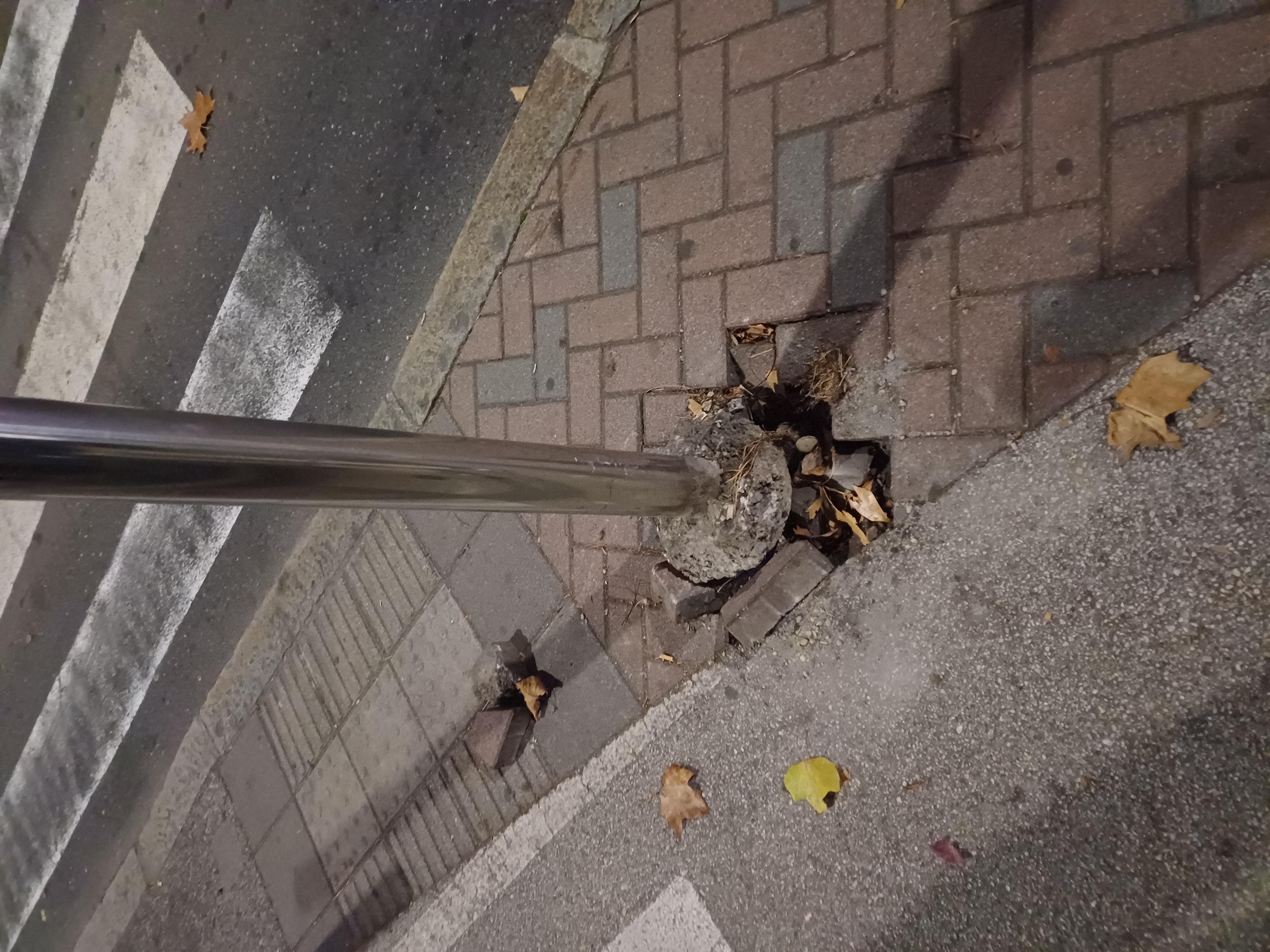 Na avtobusnem postajališču City luknja v kockah