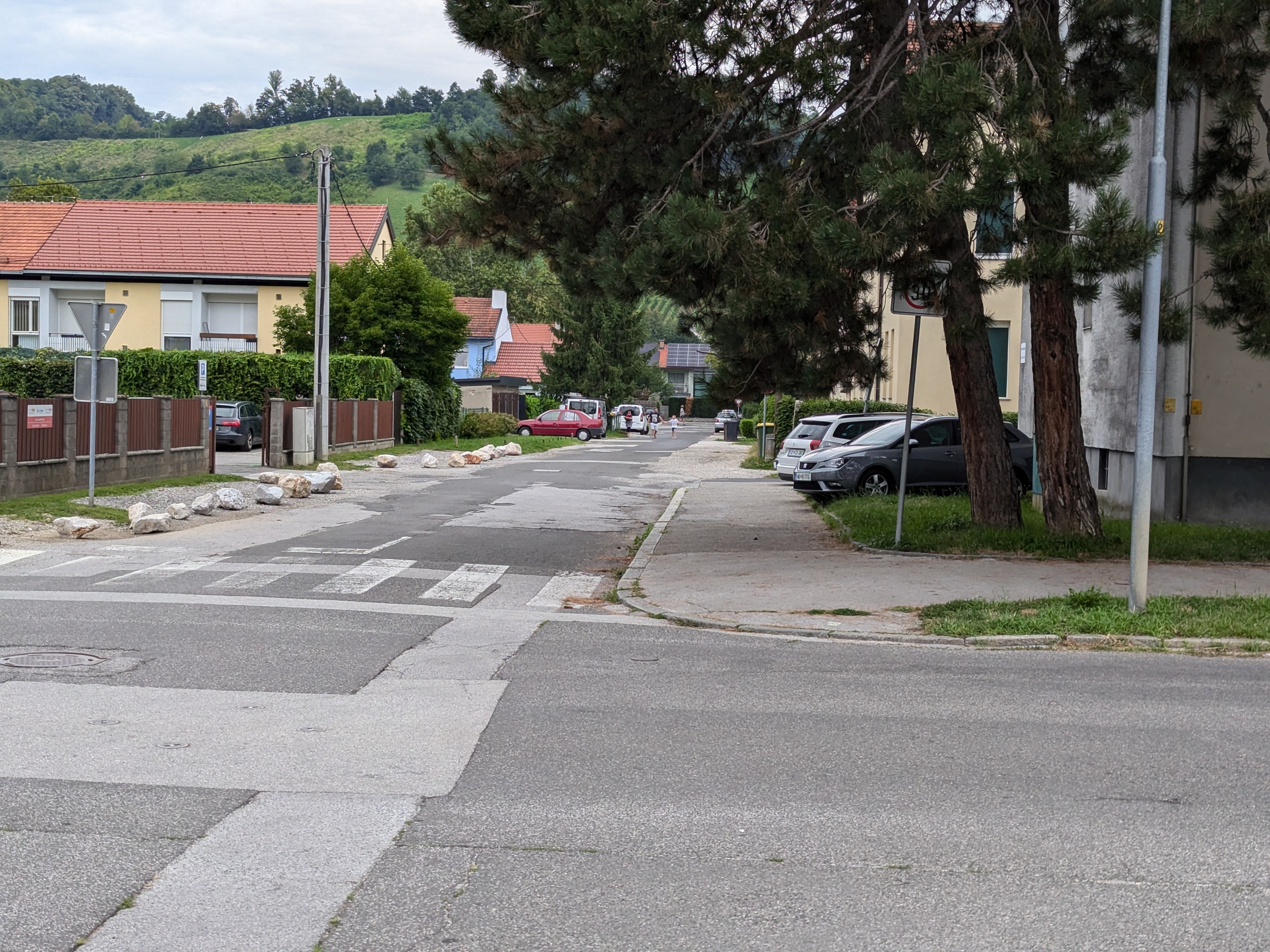 Novo divje parkirišče v Kosarjevi ulici