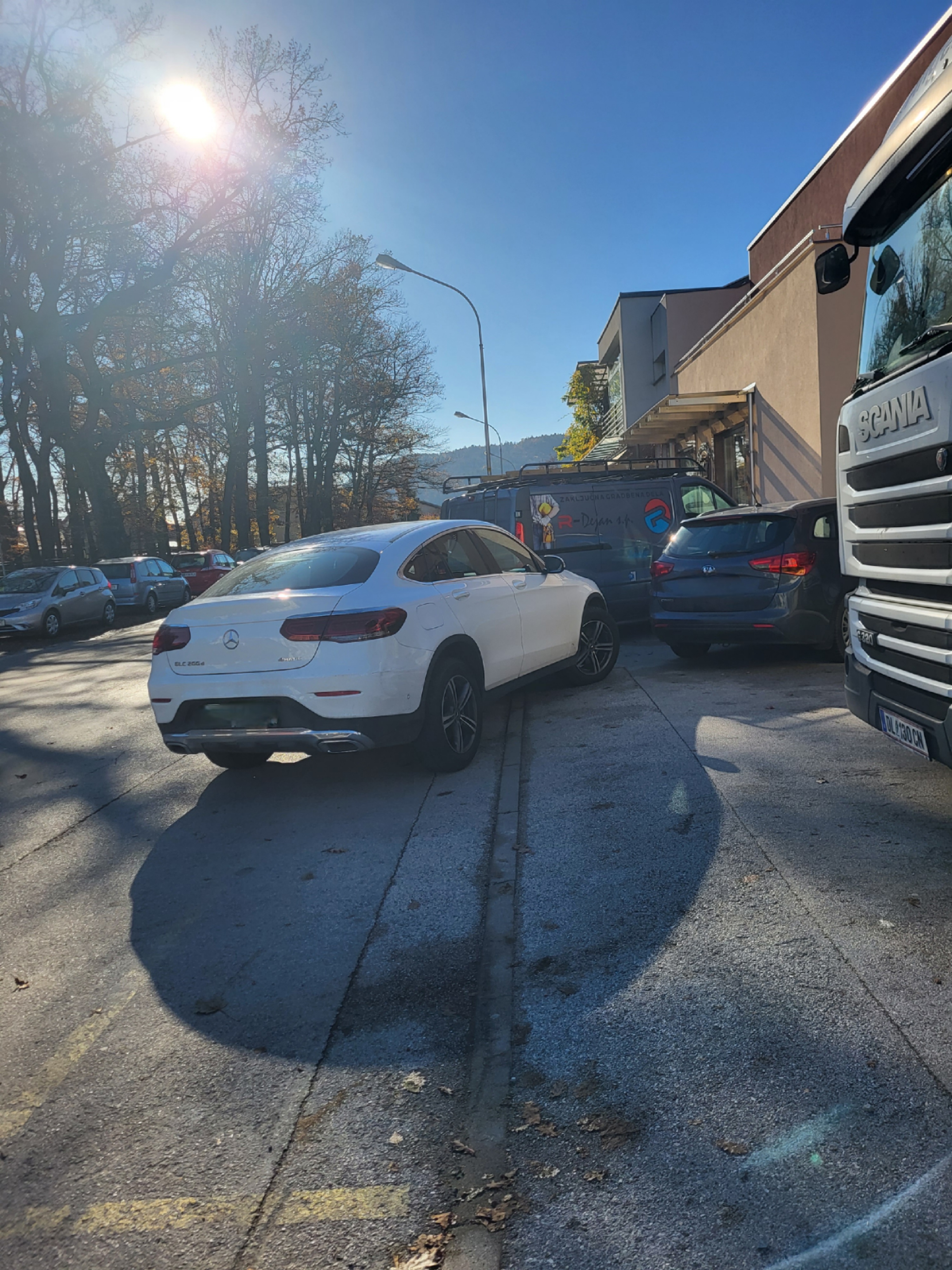 Parkiranje na pločniku ob Betnavski cesti