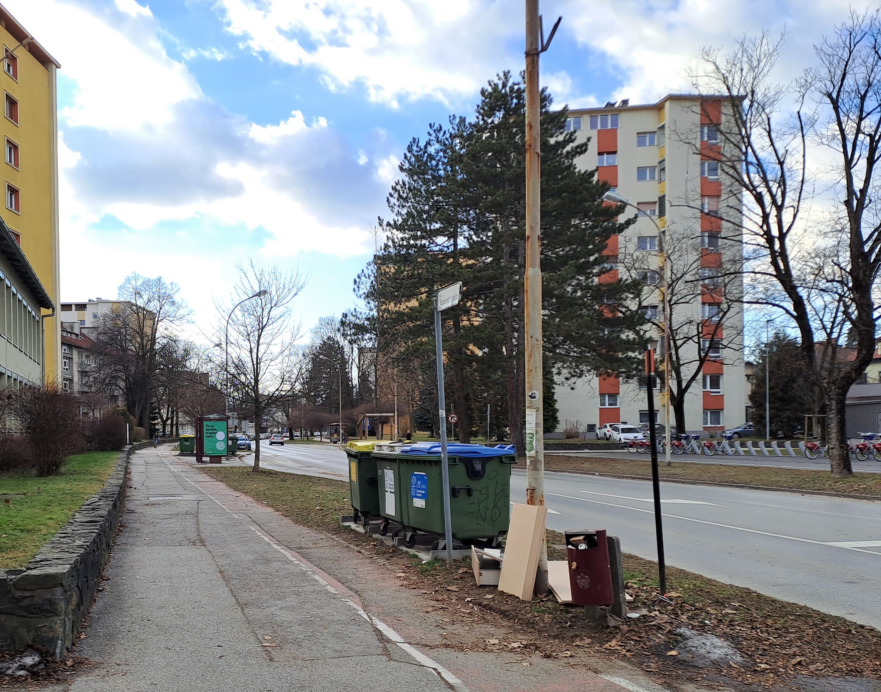 Kesoni za odpadke na javni površini