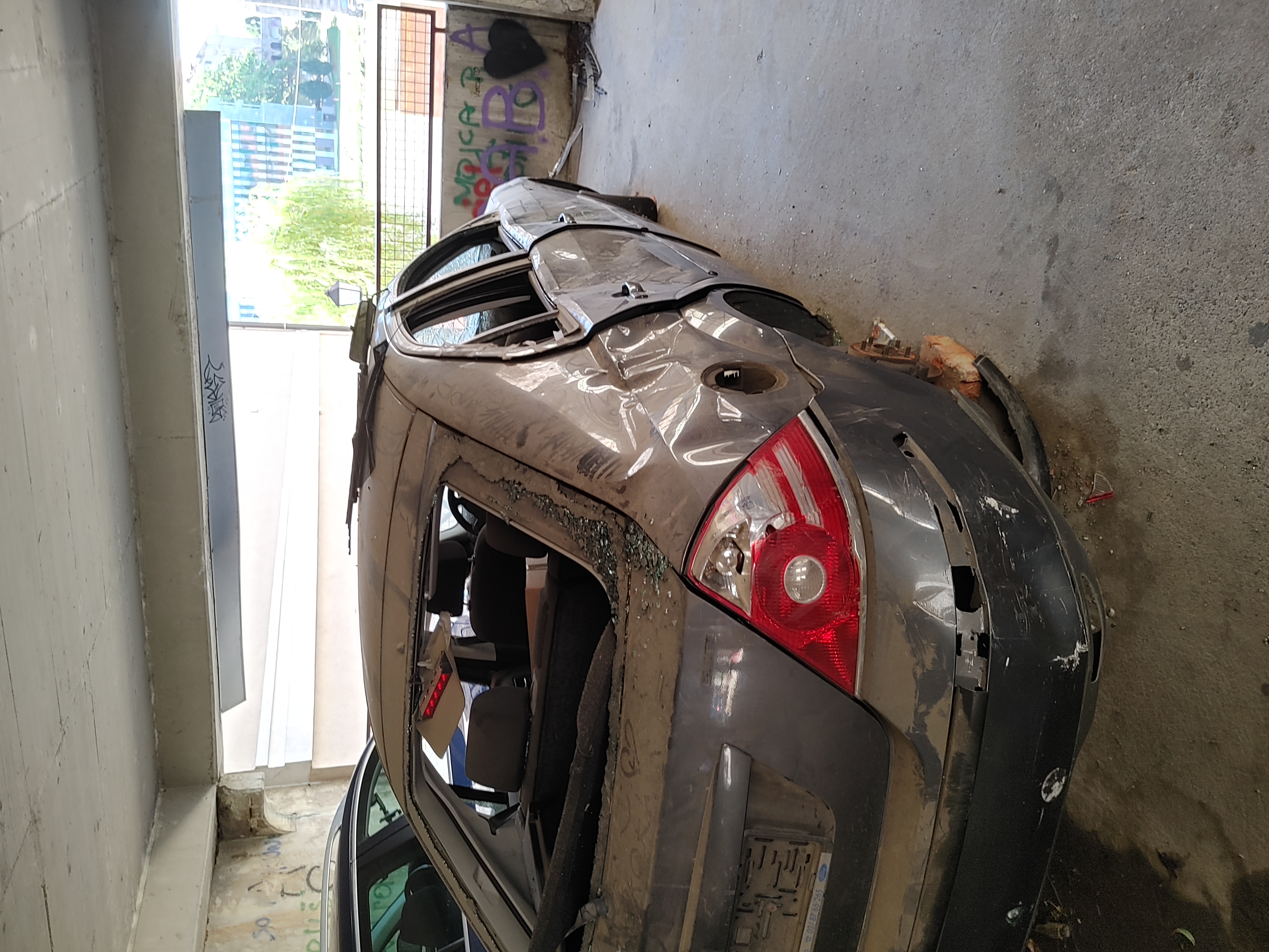 Razbit in zapuščen avtomobil v garaži pod mostom