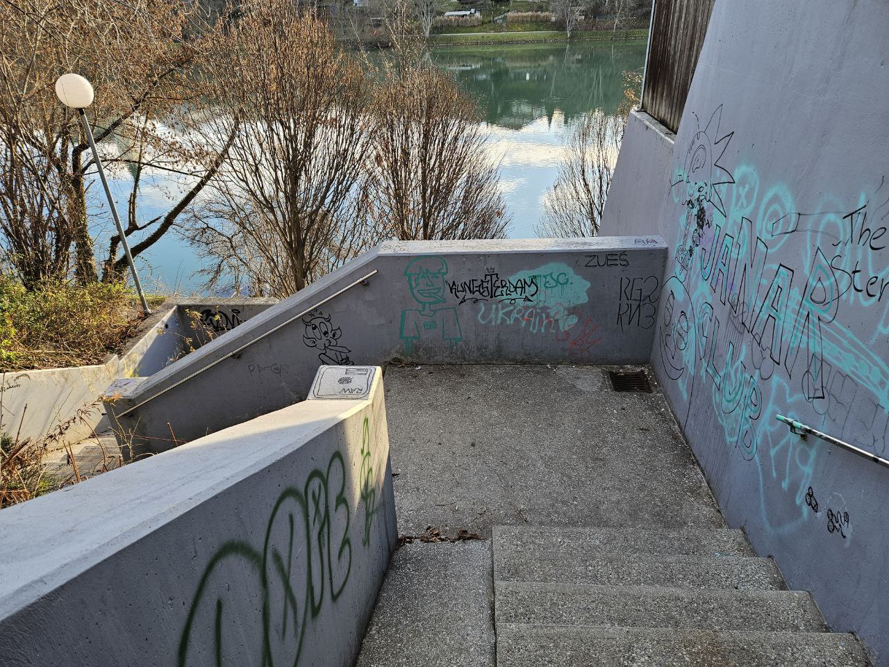 Namestitev koša za smeti na stopnišču do Drave