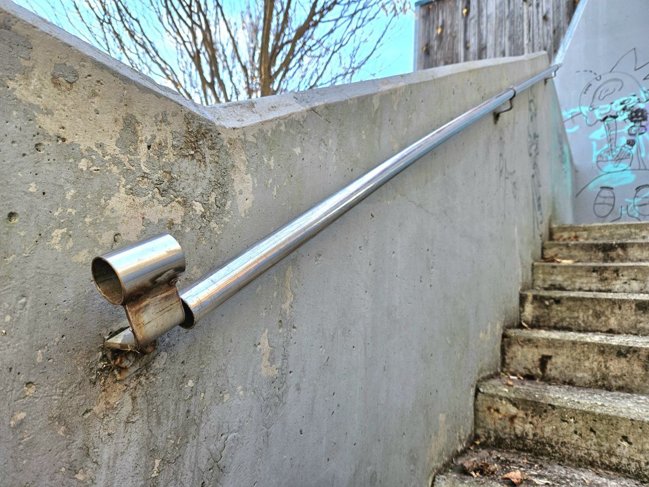 Iztaknjen oporni drog na stopnišču do Drave