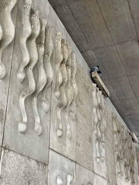 Umazan pločnik v podvozu na Meljski cesti