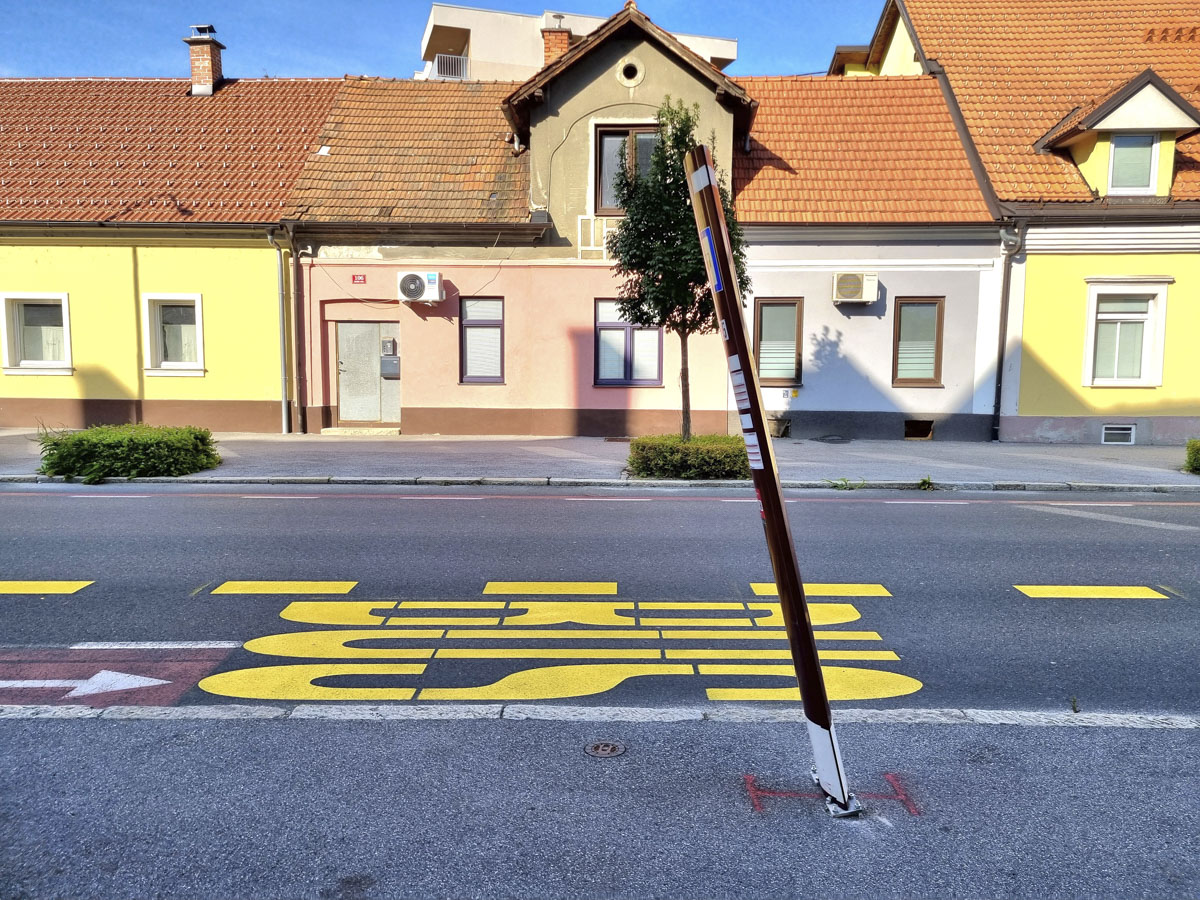 Nagnjena avtobusna tabla Koroška cesta 105