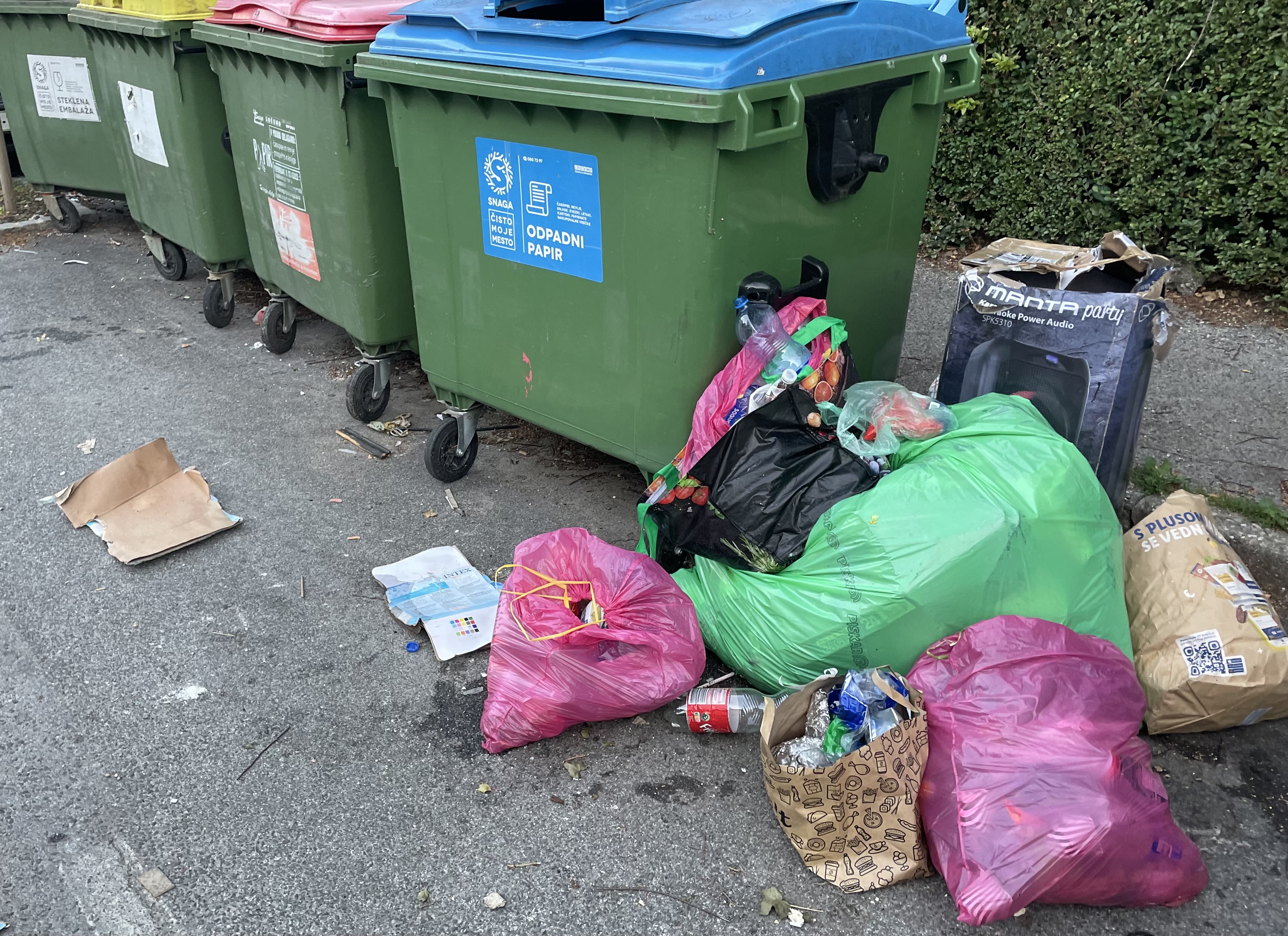 Smeti razmetane okoli ekoloških otokov