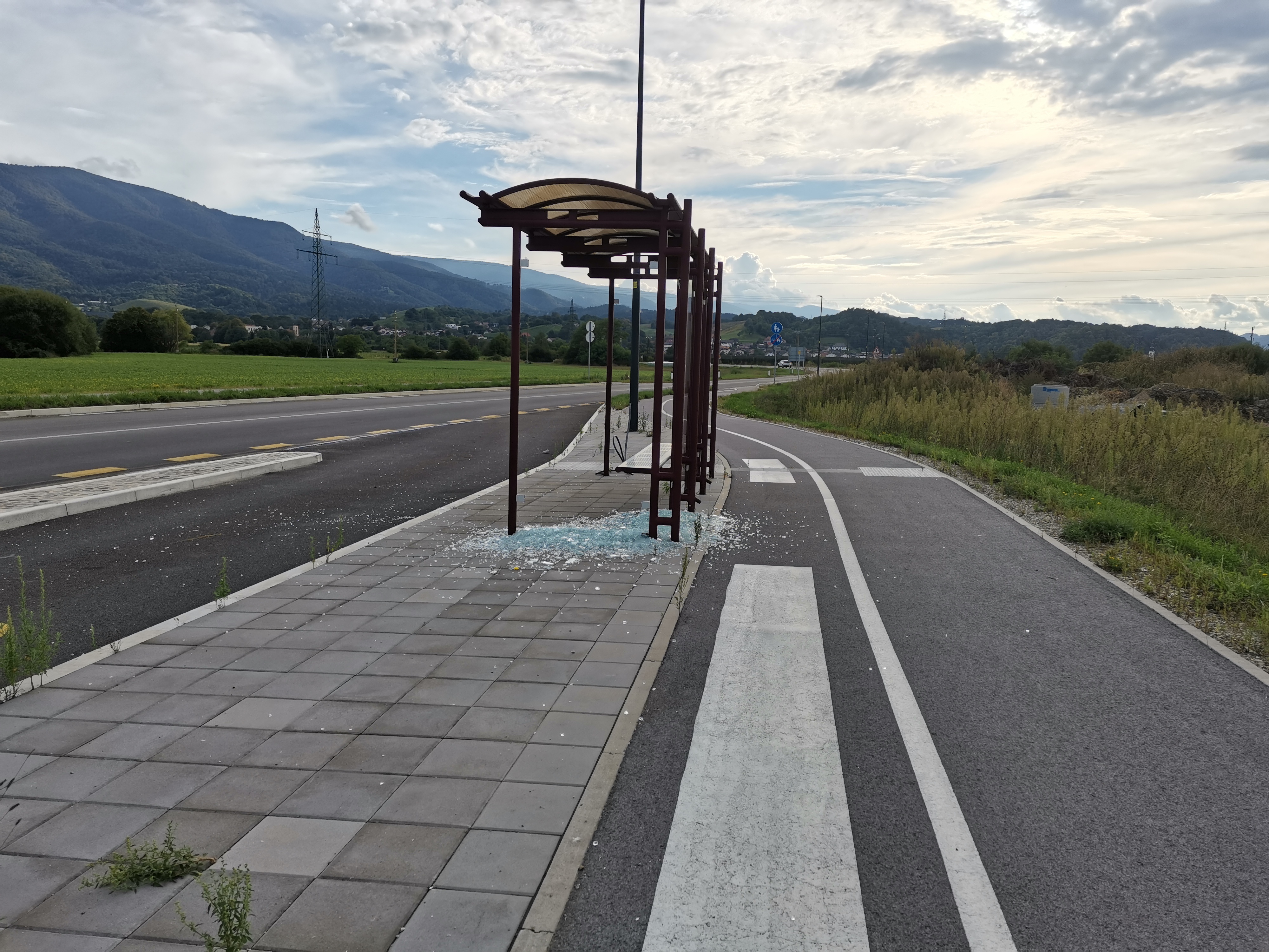 Uničeno avtobusno postajališče