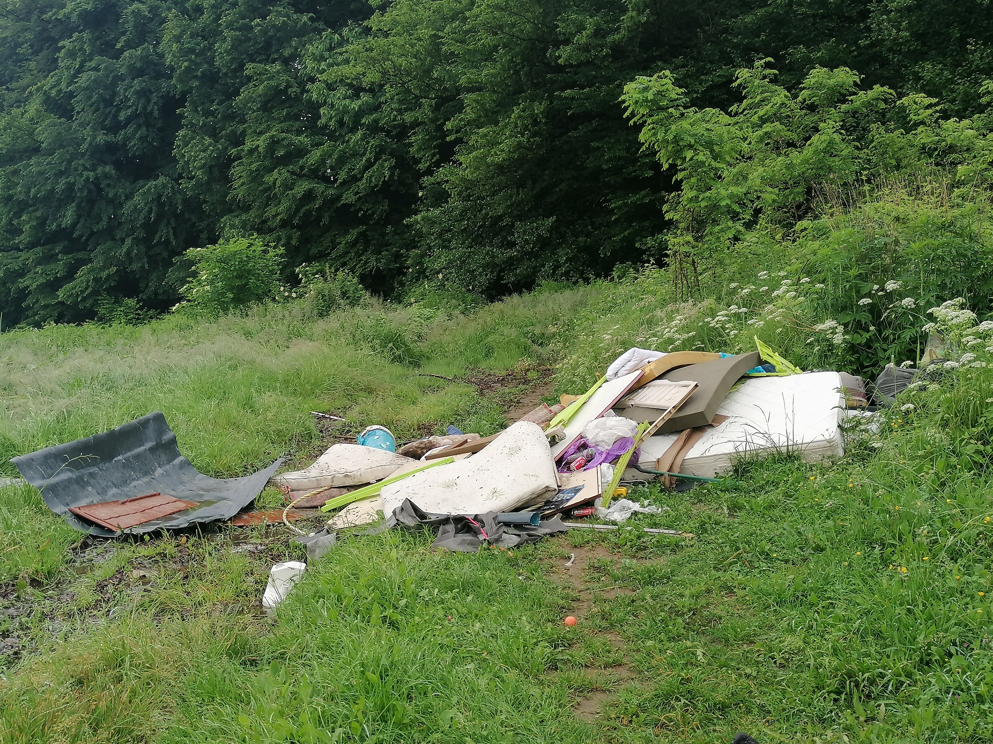 Kup smeti zapira pot na planinsko pot na Ledini