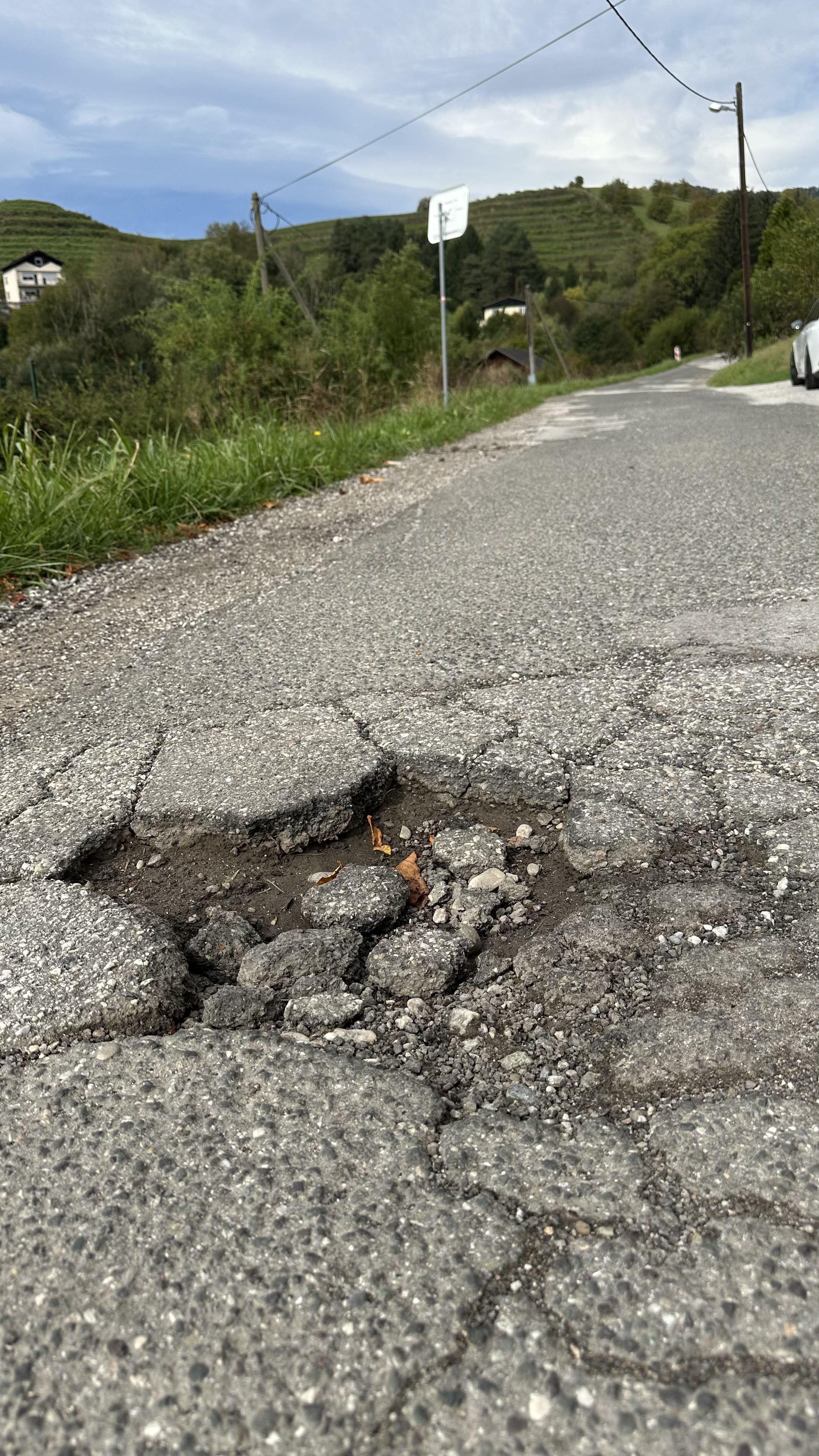 Dotrajana cesta v Rošpohu