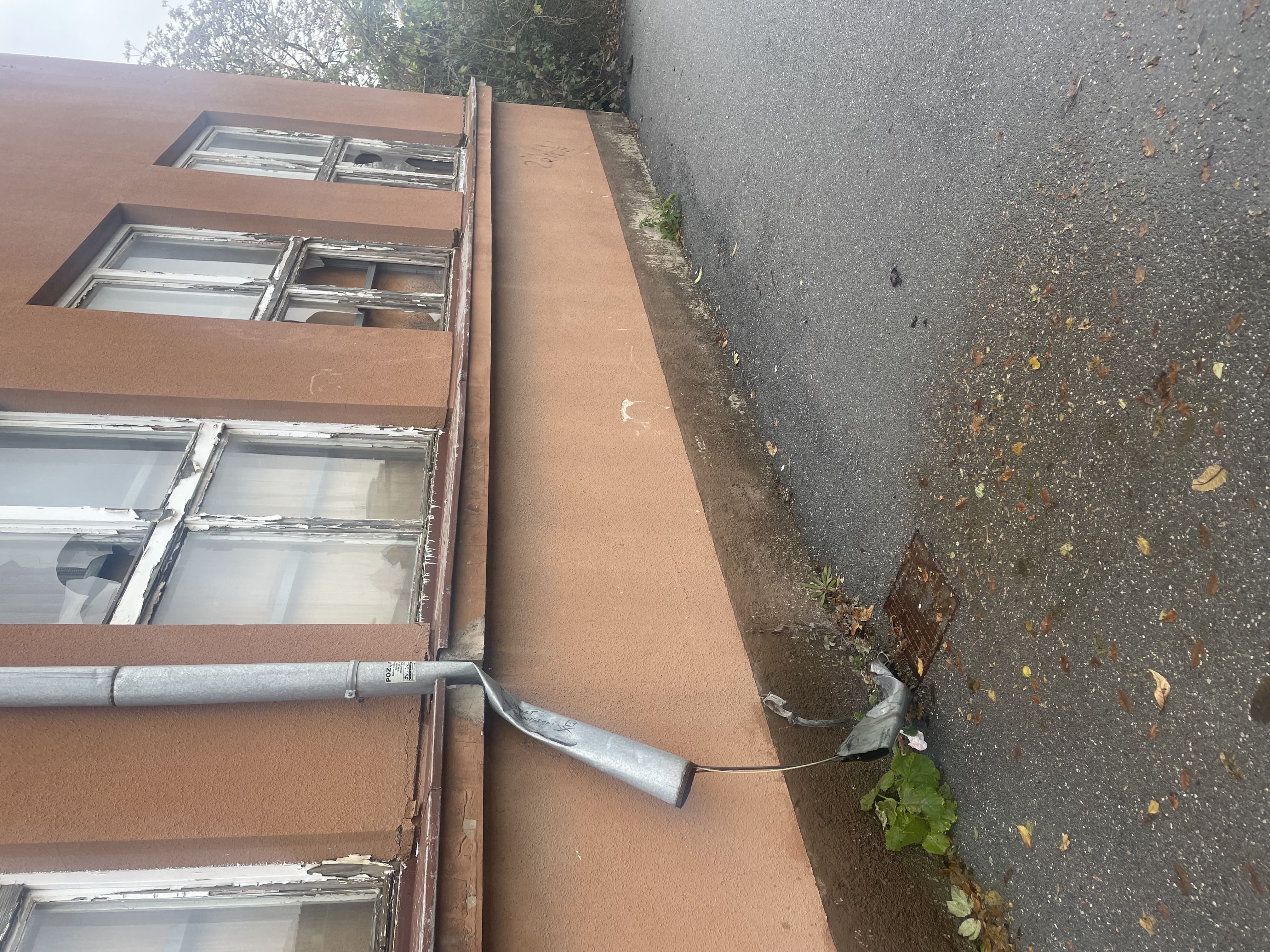 Zlomljen žleb na stavbi v Kraljeviča Marka ulici