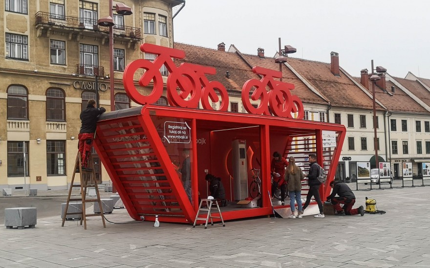 Rdeča instalacija na Glavnem trgu