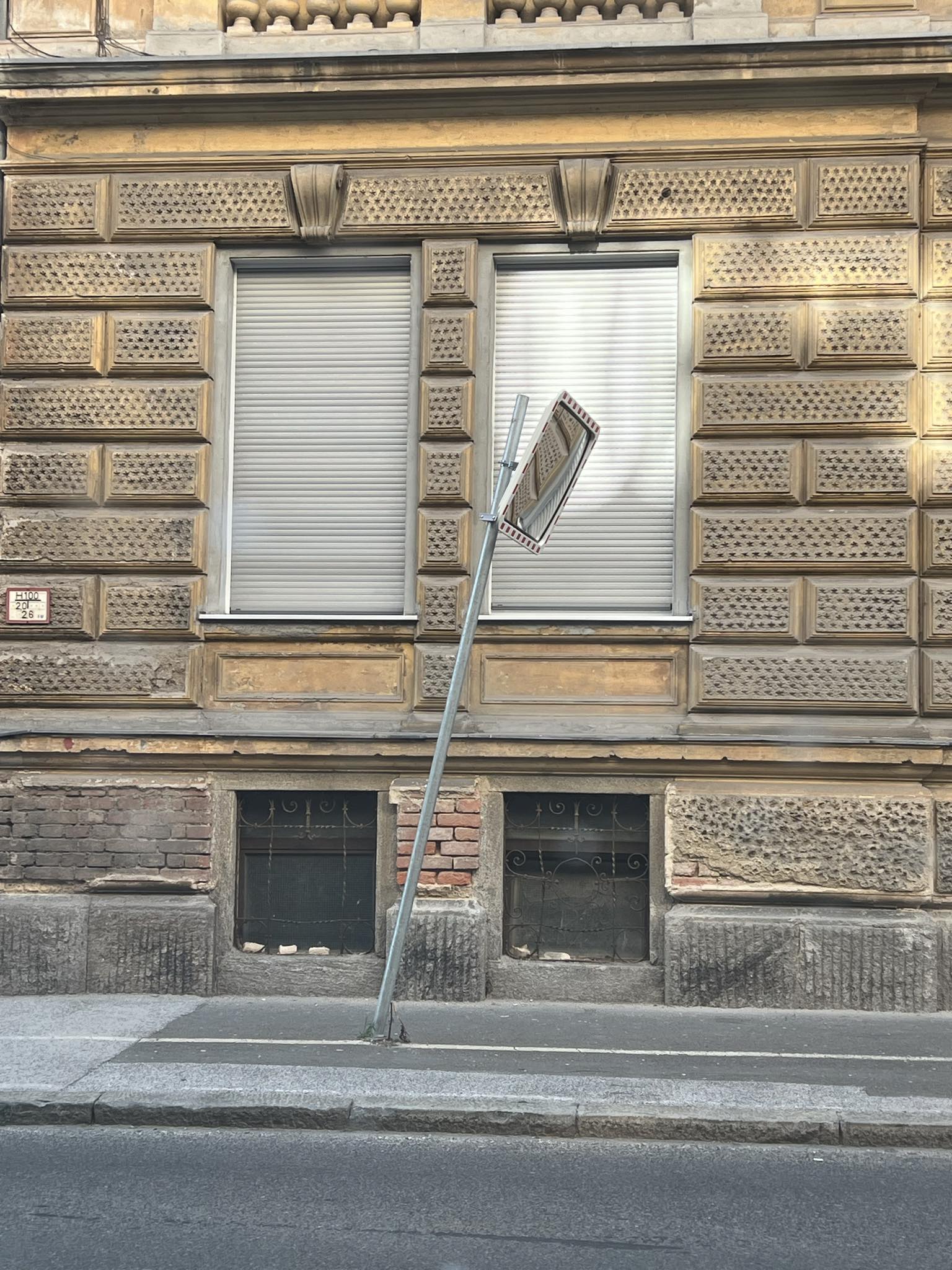 Poškodovano cestno ogledalo