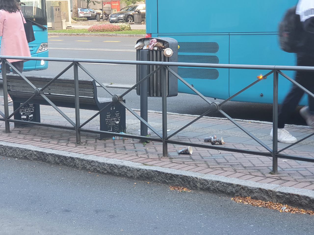 Prepolni koši za smeti na postajališču City