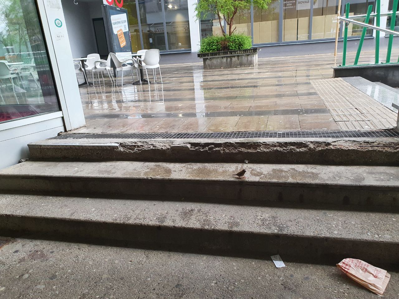 poškodovane stopnice na avtobusni postaji City